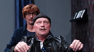 Komedie Smrt mu sluší ve Švandově divadle slaví 100. reprízu