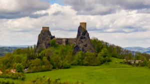 Letní kino: Tajemství hradu v Karpatech - Hrad Trosky