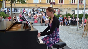 Klavír pod širým nebem na Náměstí Dr. Farského