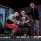 Komedie Smrt mu sluší ve Švandově divadle slaví 100. reprízu