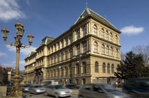 Hlavní budova Uměleckoprůmyslového musea v Praze se uzavírá veřejnosti) Poslední možnost zhlédnout expozici Příběhy materiálů v jedinečné moderní instalaci