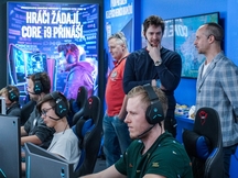 Dell Intel Gaming Zone v showroomu Alza.cz v pražských Hájích byla pokřtěna během finálového turnaje týmů dvojic rodičů a dětí v rámci kampaně „Probuď v sobě hráče“ 