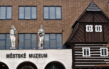 Městské muzeum v Železném Brodě se zaměřuje na umělecké sklářství a podhorský folklor