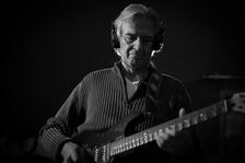 Legendární kytarista John McLaughlin se vrátí v březnu 2017 po devíti letech do Prahy