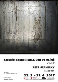 Studenti ateliéru Design skla ze Zlína společně s jeho vedoucím  Petrem Stanickým vystavují v meziříčské Galerii Sýpka
