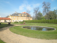 Po zámku Krásný Dvůr s chůvou Jana Rudolfa Černína