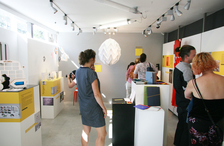 Výstava „Překvapení“ seznamuje papír jako materiál, ze kterého mohou být svítidla, hračky, nábytek, šperky a doplňky do interiéru
