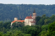 Sázavský klášter - letní open air koncert poslední srpnový pátek CASTLE TOUR 2019 - kapely ČESKÉ SRDCE a POZDNÍ SBĚR