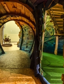 Písecké Mraveniště pro děti. Obří dřevěný labyrint tunelů, schovávaček a mostů