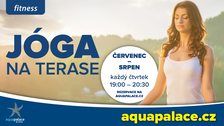 Letní lekce jógování na terase Aquapalace Praha