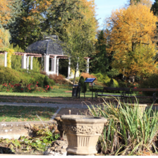 Zručský podzimní park plný spadaného listí láká k návštěvě