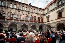 Akademie komorní hudby na nádvoří zámku Nelahozeves