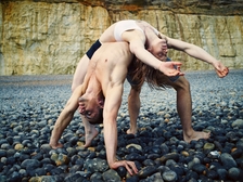 Akrobatický duet Knot oceněný na festivalu Fringe v Edinburghu uvedou pouze dvakrát Jatka78