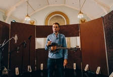 Fenomén mandolíny Chris Thile odehraje sólový koncert v Rudolfinu