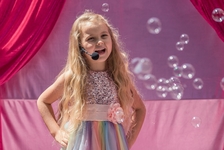 Dětská hvězda Adélka Hesová zazpívá před hračkářstvím POMPO v OC Šestka