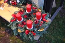 Adventní trhy na Chvalské tvrzi a rozsvícení vánočního stromu
