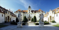 Večerní komentované prohlídky výstavy Megabrouci v jízdárně zámku Valtice