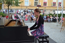 Klavír pod širým nebem na Náměstí Dr. Farského