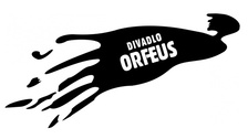 Vyvolavač trapně lysý jemně tluče paličkami na malý bubínek potažený černým  sametem - Divadlo Orfeus