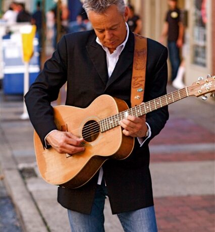 Tommy Emmanuel oslaví s Kytarou napříč žánry 10 let od svého prvního koncertu v Čechách