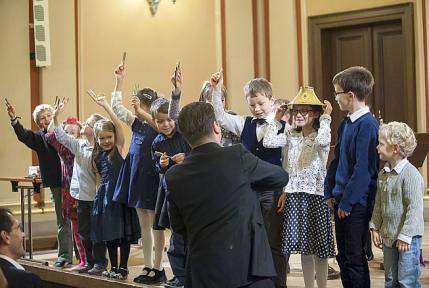 Nevíte, co s dětmi po prázdninách? Zabavte je v České filharmonii