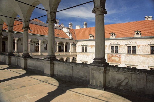 Rozhovor se spisovatelem a novinářem Petrem Volfem o jeho nové knize Litomyšl. Renesanční město moderní architektury