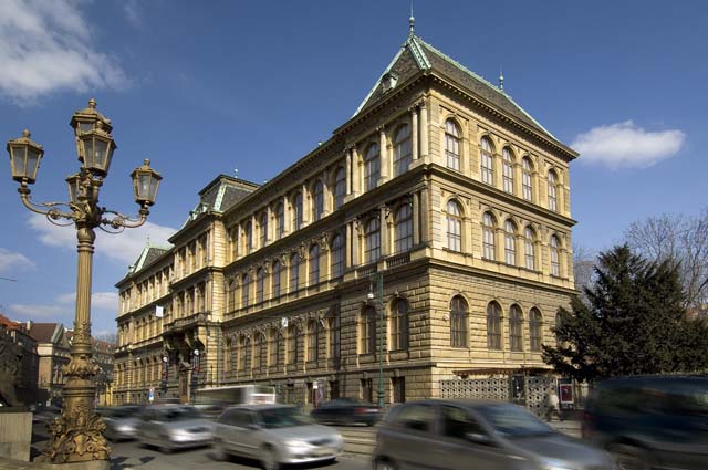 Hlavní budova Uměleckoprůmyslového musea v Praze se uzavírá veřejnosti) Poslední možnost zhlédnout expozici Příběhy materiálů v jedinečné moderní instalaci