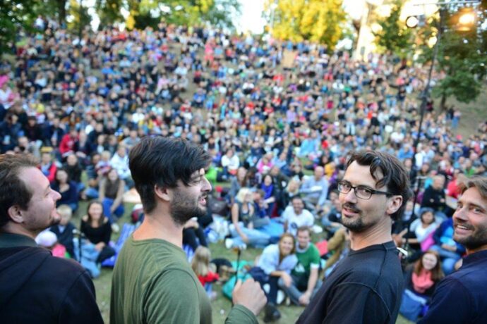 MAYDAY – Pražské Quadriennale 2015 uvede záchrannou akci letecké havárie na Karlově náměstí