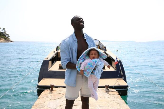 Po světovém hitu Nedotknutelní Omar Sy opět září ve skvělé komedii I dva jsou rodina