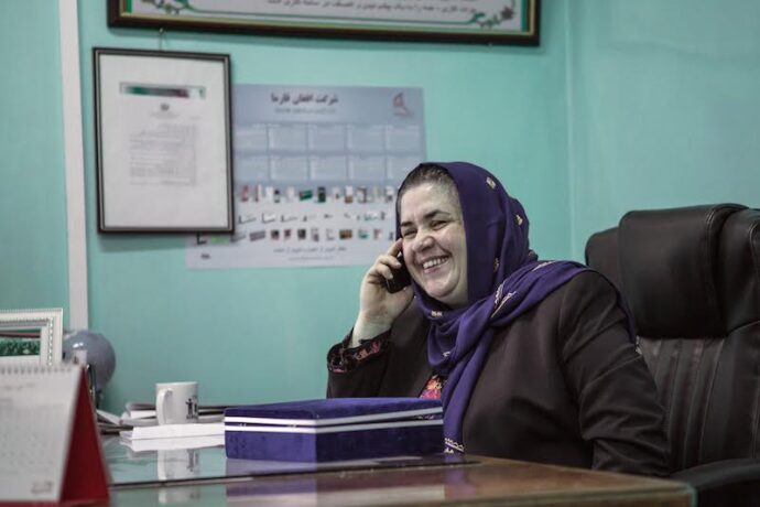 Snímek Nezlomené přináší osudy tří žen, které se vzepřely krutým podmínkám v Afghánistánu, Indii a Kamerunu