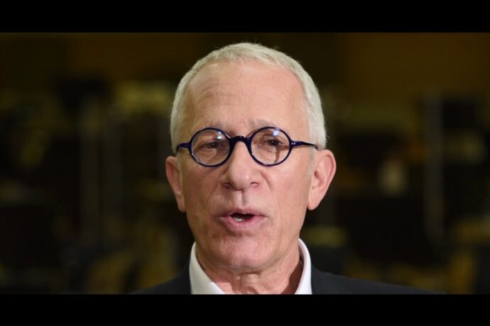 James Newton Howard hledá zpěvačku, která s ním v listopadu zahájí koncert v Praze