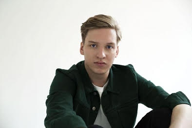 George Ezra vydal 23. března nové studiové album Staying At Tamara’s. Představí ho naživo na Colours of Ostrava