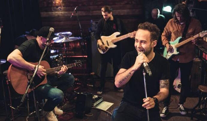 Support Lesbiens pokřtili novinkové album Glow v komorním prostředí klubu Doupě