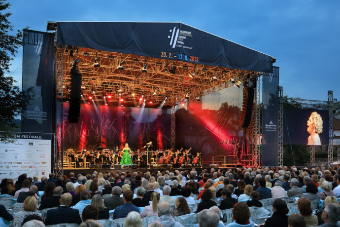 Moderní gospely, slavné operní árie, muzikálové i popové hity, klasika i keltská hudba pod širým nebem na MHF Český Krumlov 2019