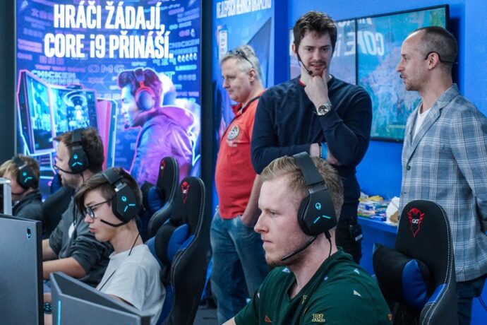 Dell Intel Gaming Zone v showroomu Alza.cz v pražských Hájích byla pokřtěna během finálového turnaje týmů dvojic rodičů a dětí v rámci kampaně „Probuď v sobě hráče“