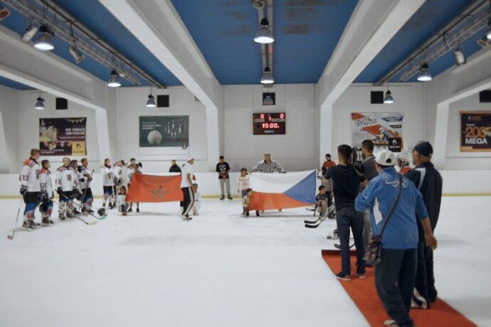 2 hokejová mužstva, 2 kultury, 1 hra = nová sportovní komedie Letní hokej