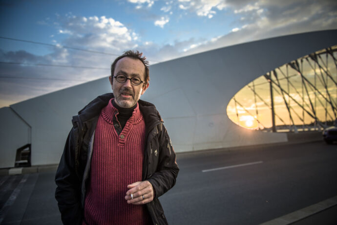 Petr Zelenka natáčí film Modelář z prostředí firmy na pronájem profesionálních dronů v hlavních rolích s Kryštofem Hádkem a Jiřím Mádlem