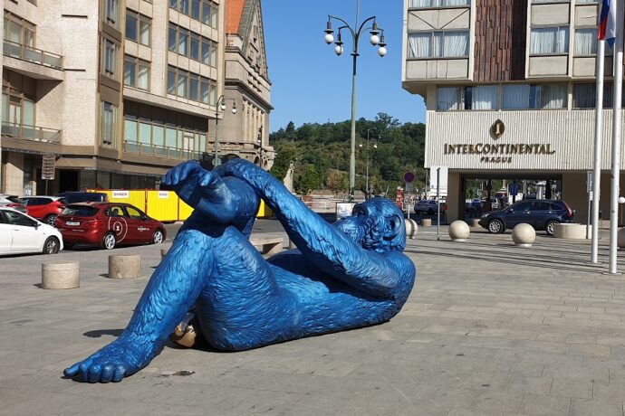 Provokativní socha King Kong Balls před hotelem InterContinental jako další zastávka festivalu Sculpture Line