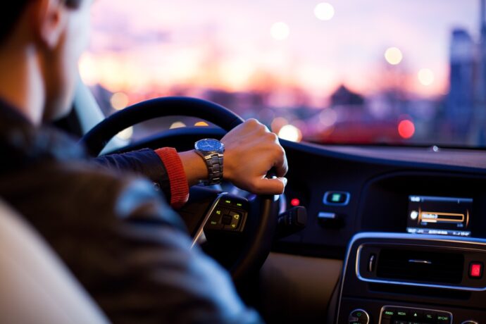 Po dokončení autoškoly sedejte za volant se zdravou sebedůvěrou, ale rozhodně ne s arogancí. Naučit se dobře řídit je běh na dlouhou trať
