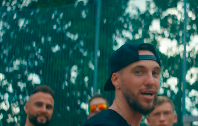 Rapper Cavalier v novém singlu o životních prohrách a novém startu