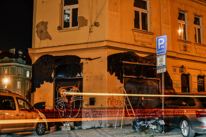 Významné budovy v centru Prahy přes noc pokryly graffiti