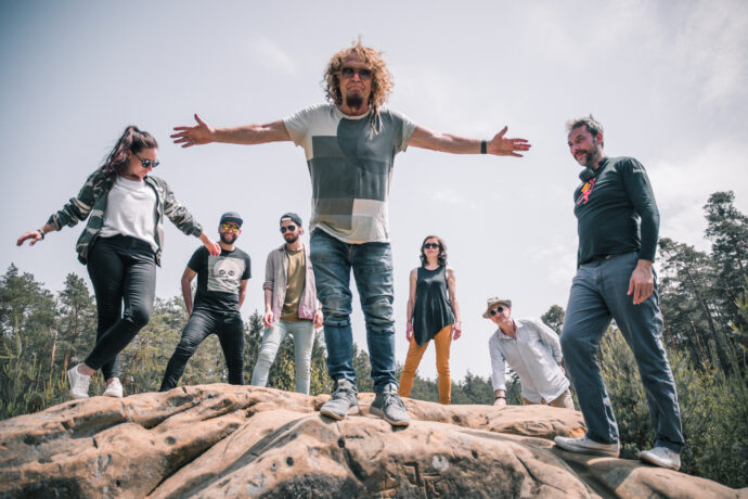Kapela Švihadlo vydává po 9 letech nové album “Vůně trávy”