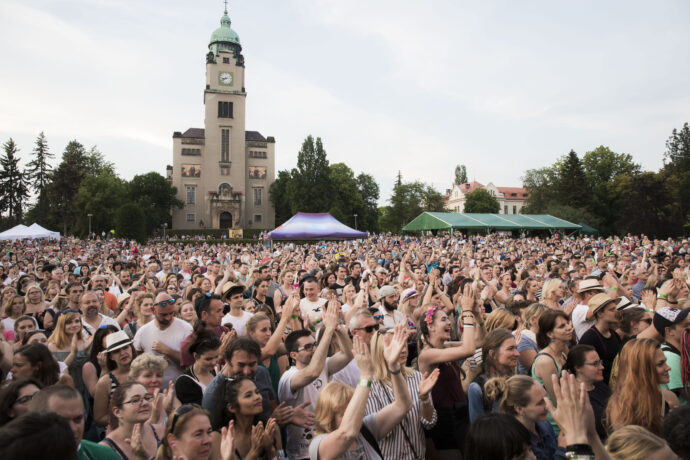 Proklikej se do Bohnic, na festival, který zažiješ jen jednou v roce. Mezi ploty vítězí nad krizí již tuto neděli!