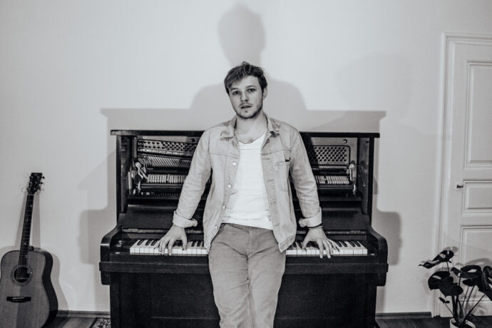 Nový kabát českému písničkáři Thomu Artwayovi střihnul britský producent Eddie Stevens
