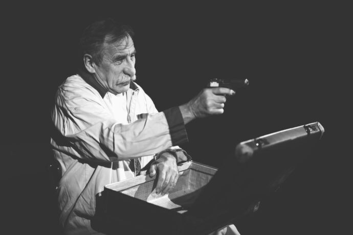 Skvělý Pavel Zedníček v novém klipu kapely FROM „Minulost“