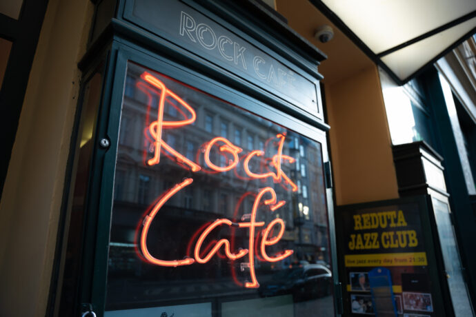 Rock Café stále září Národní třídou