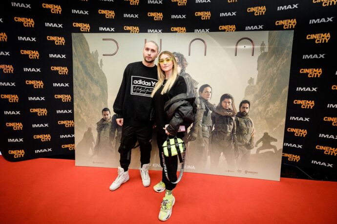 Dlouho očekávaná Duna dorazila do pražského kina Cinema City IMAX. Hosty před vstupem do sálu vítal písečný červ