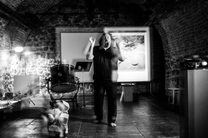 Scénická inscenace Med a prach v jedinečném prostředí Galerie Kaple