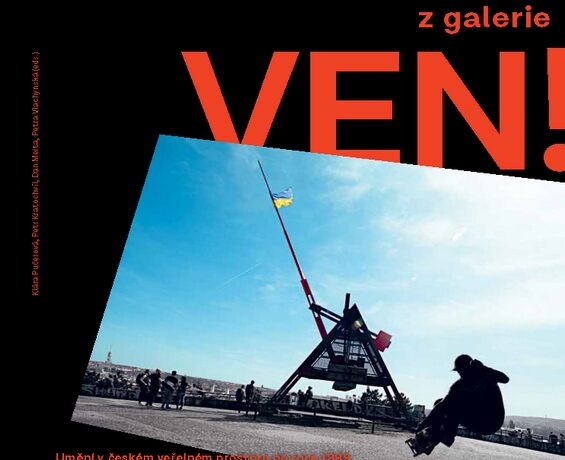 Výstavu z galerie VEN! Umění v českém veřejném prostoru po roce 1989 doplňuje obsáhlá publikace i dokumentární film
