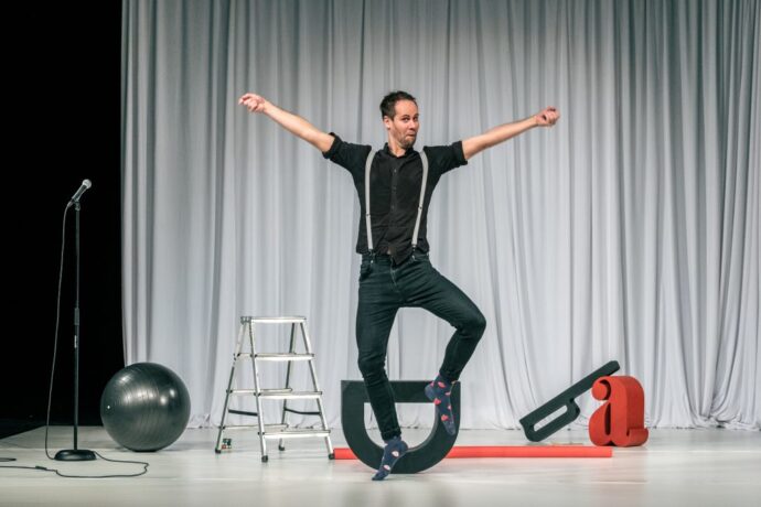 První letošní premiéra v Divadle Bolka Polívky: One man show Pavola Seriše DADA Revue